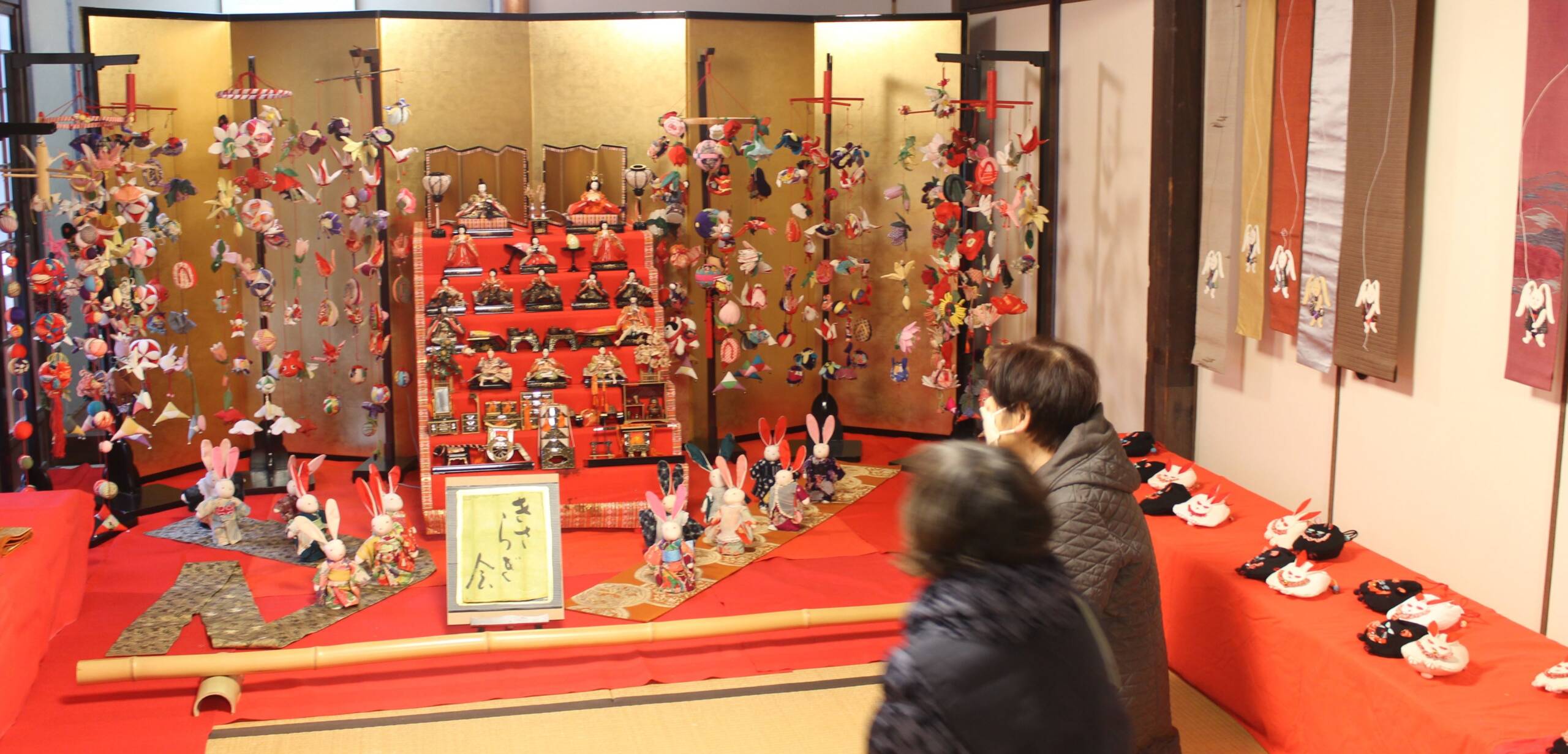 和風家屋に華やかな飾りつけ、四日市で「つるし雛とちりめん遊び展」