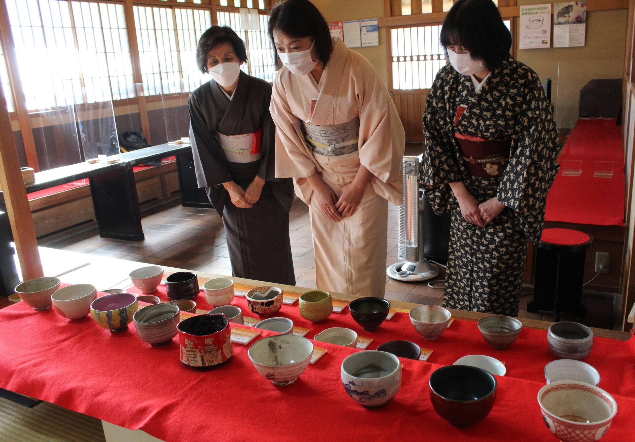 萬古作家の茶碗を選んで一服いかが、四日市の茶室「泗翠庵」で27人の作品から