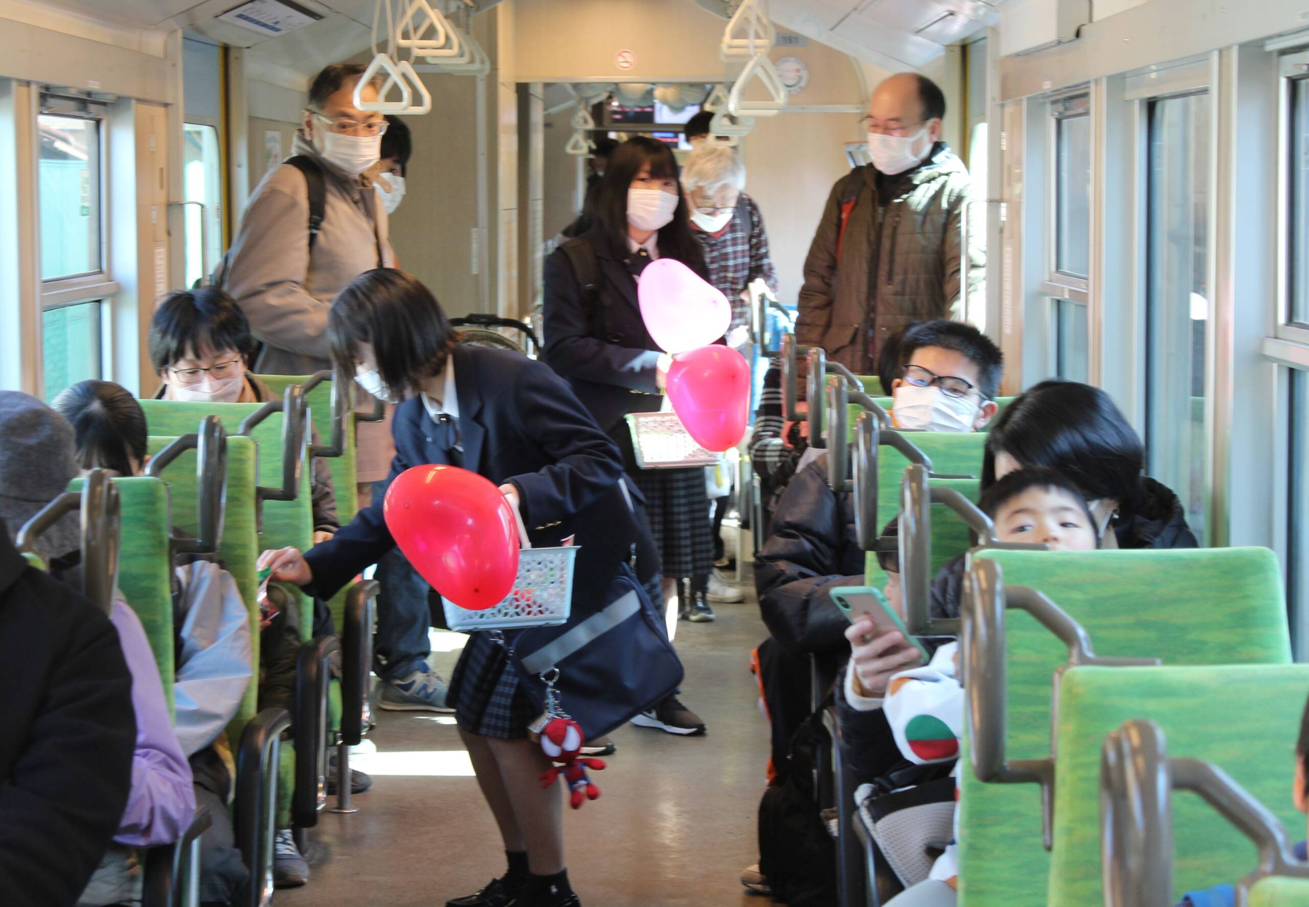 乗客にチョコの贈り物、四日市あすなろう鉄道で「バレンタイン列車」走る
