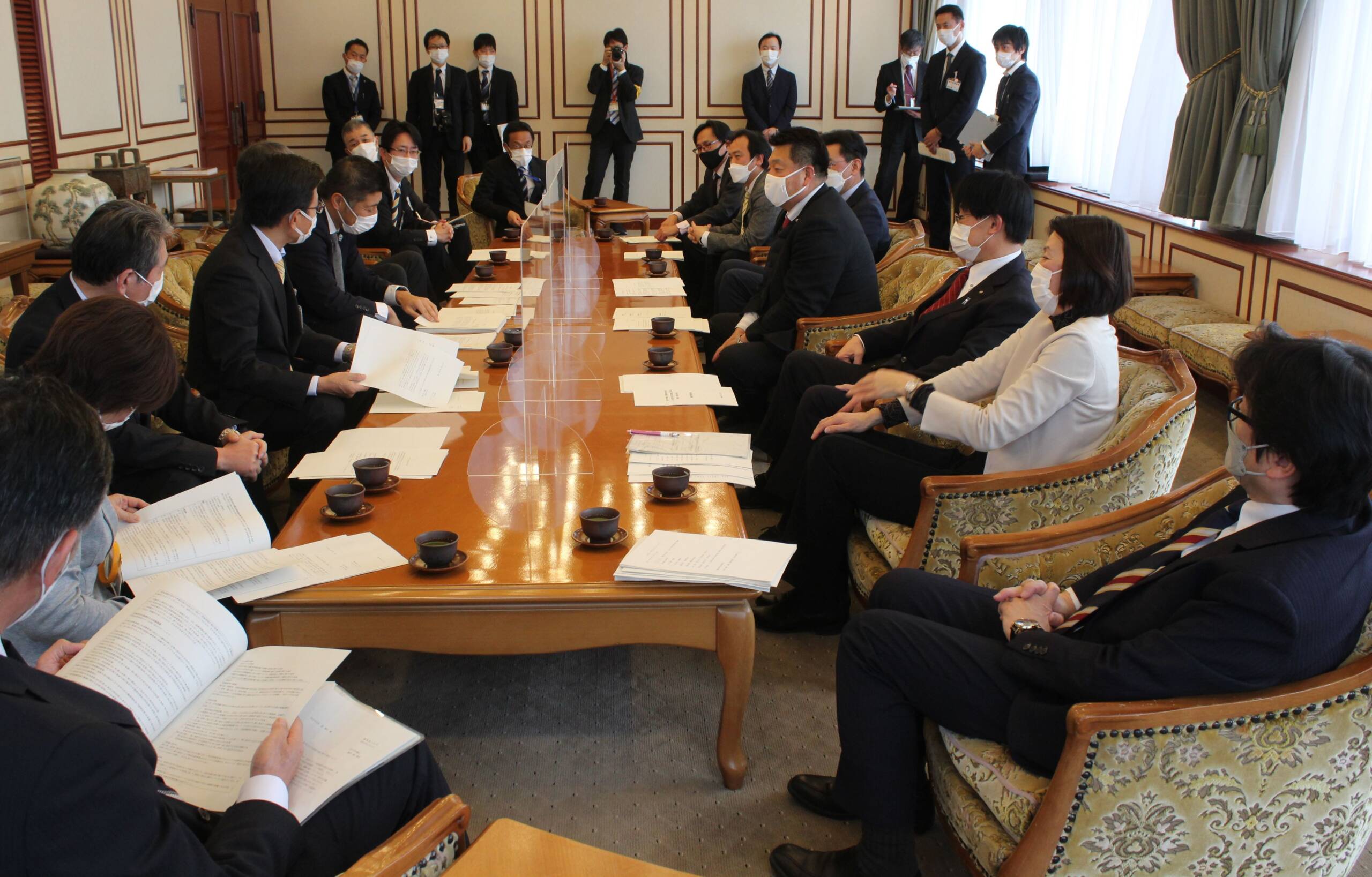四日市市で議会から市長へ提言、「終活支援」「こども政策」「里山保全」
