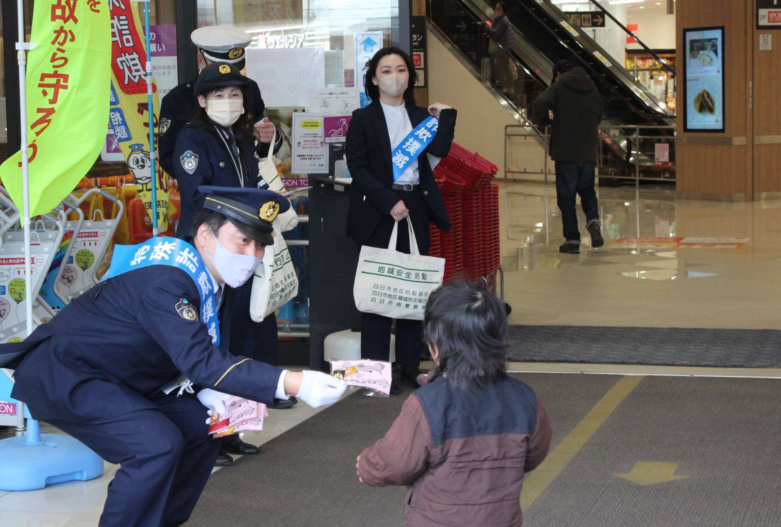 警察もチョコ配る、バレンタインに合わせ四日市南署が特殊詐欺被害防止などを呼びかけ