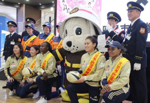 「火の用心」をパス回し、四日市市消防本部と女子ラグビー「PEARLS」が協力して火災予防を呼びかけ