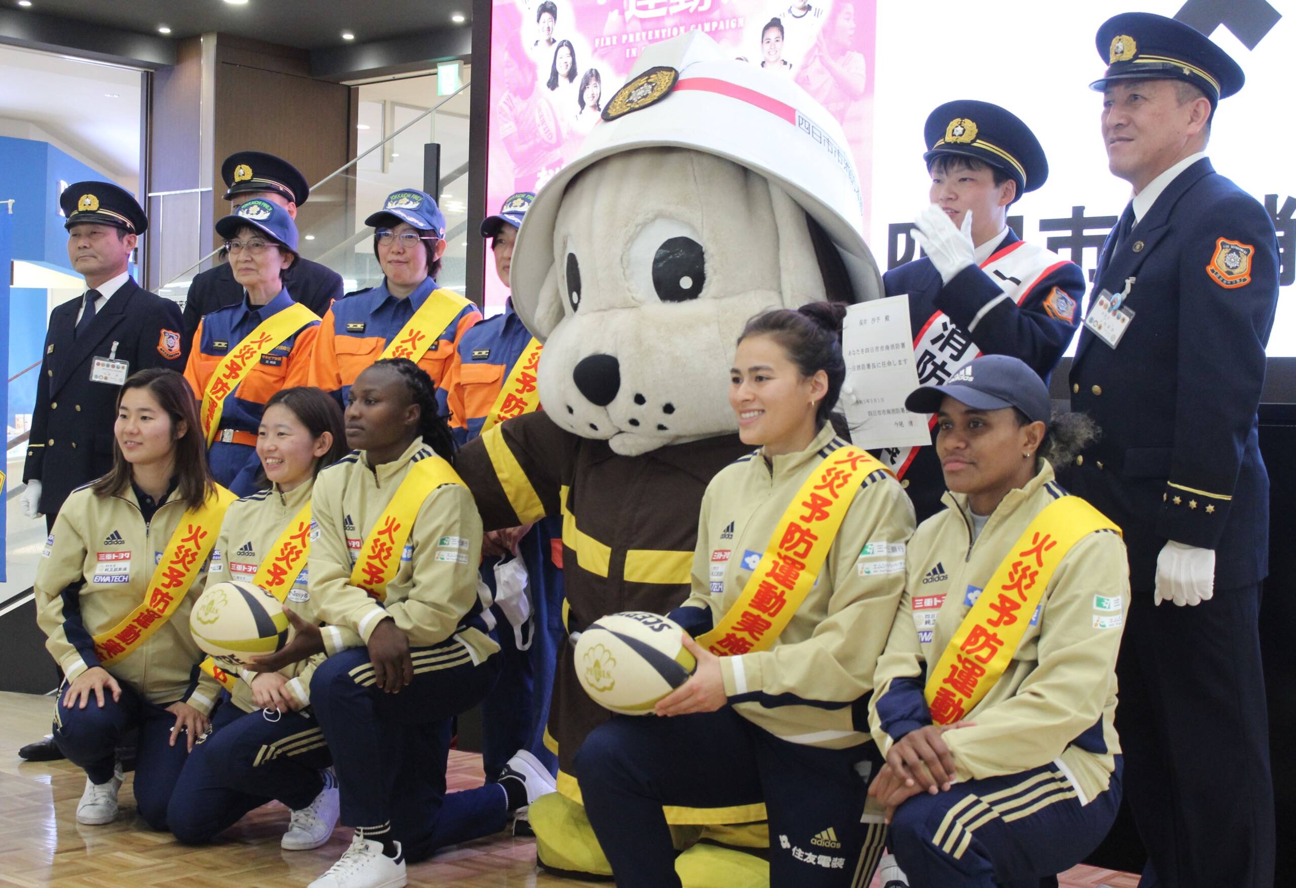 「火の用心」をパス回し、四日市市消防本部と女子ラグビー「PEARLS」が協力して火災予防を呼びかけ