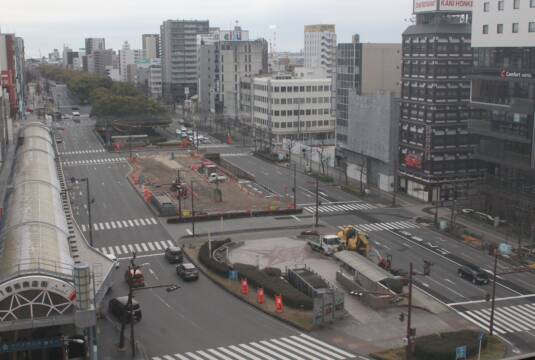 クスノキなくなり、さっぱり？　近鉄四日市駅東側の中央通り分離帯