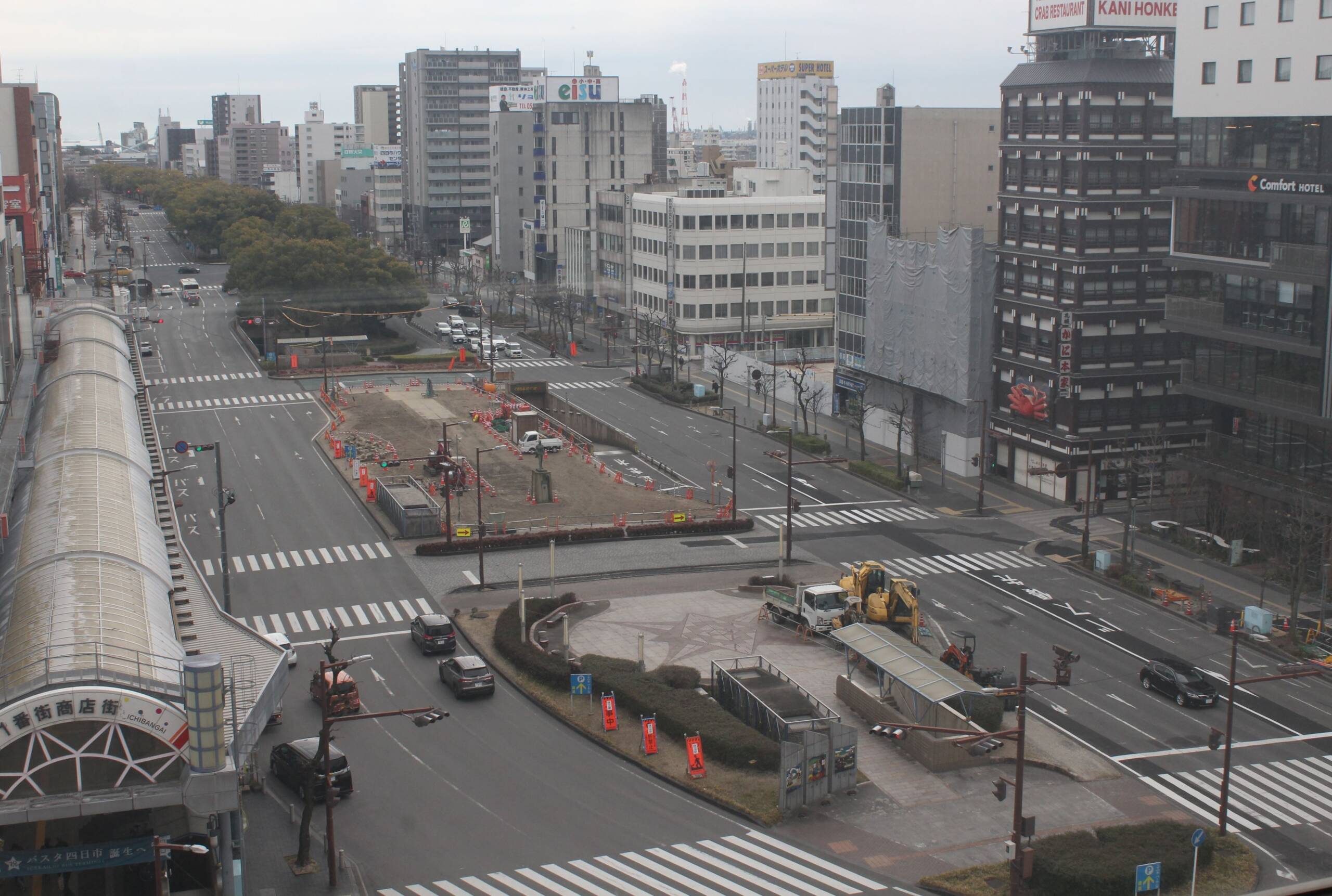 クスノキなくなり、さっぱり？　近鉄四日市駅東側の中央通り分離帯