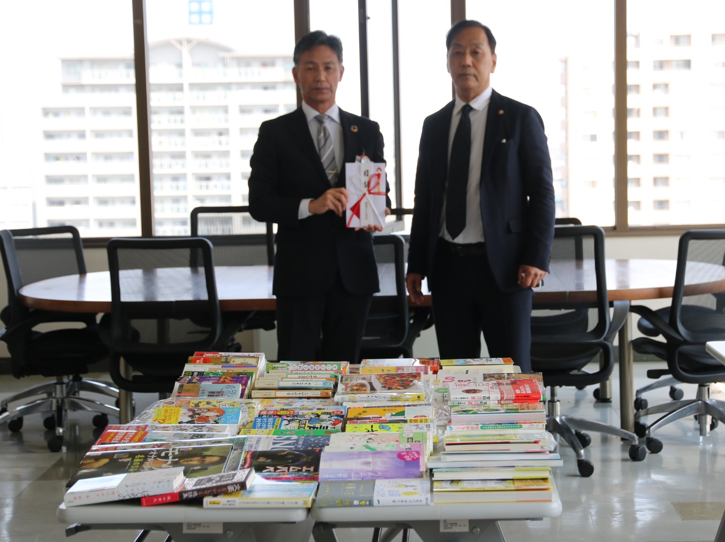 市内の公立中学校へ図書寄贈　四日市ライオンズクラブ