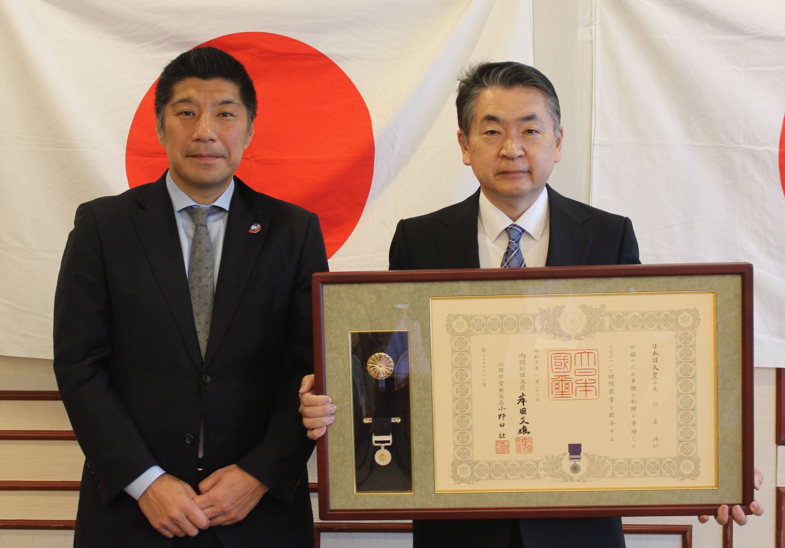 生川正洋さんに紺綬褒章を伝達、個人で図書購入費1000万円寄贈に対し