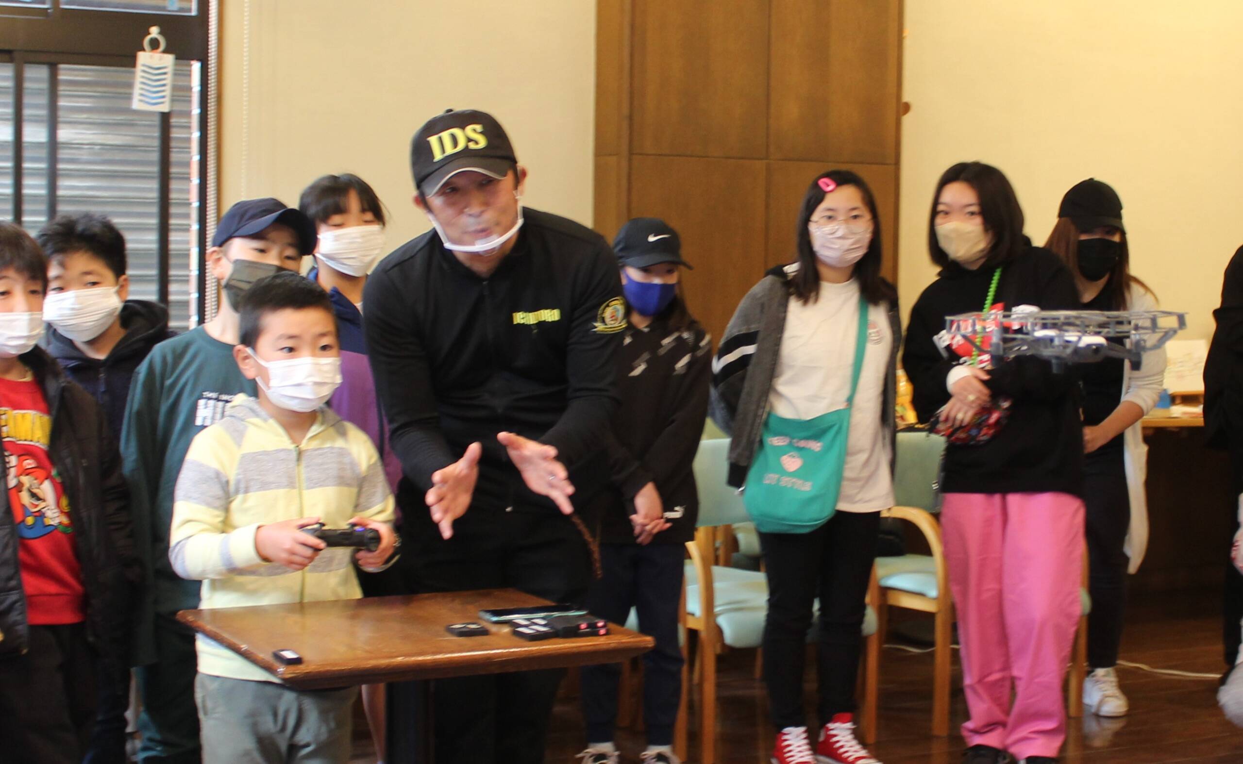 ドローン「飛ばせた」、四日市で親子体験講座、ルールや操作学ぶ