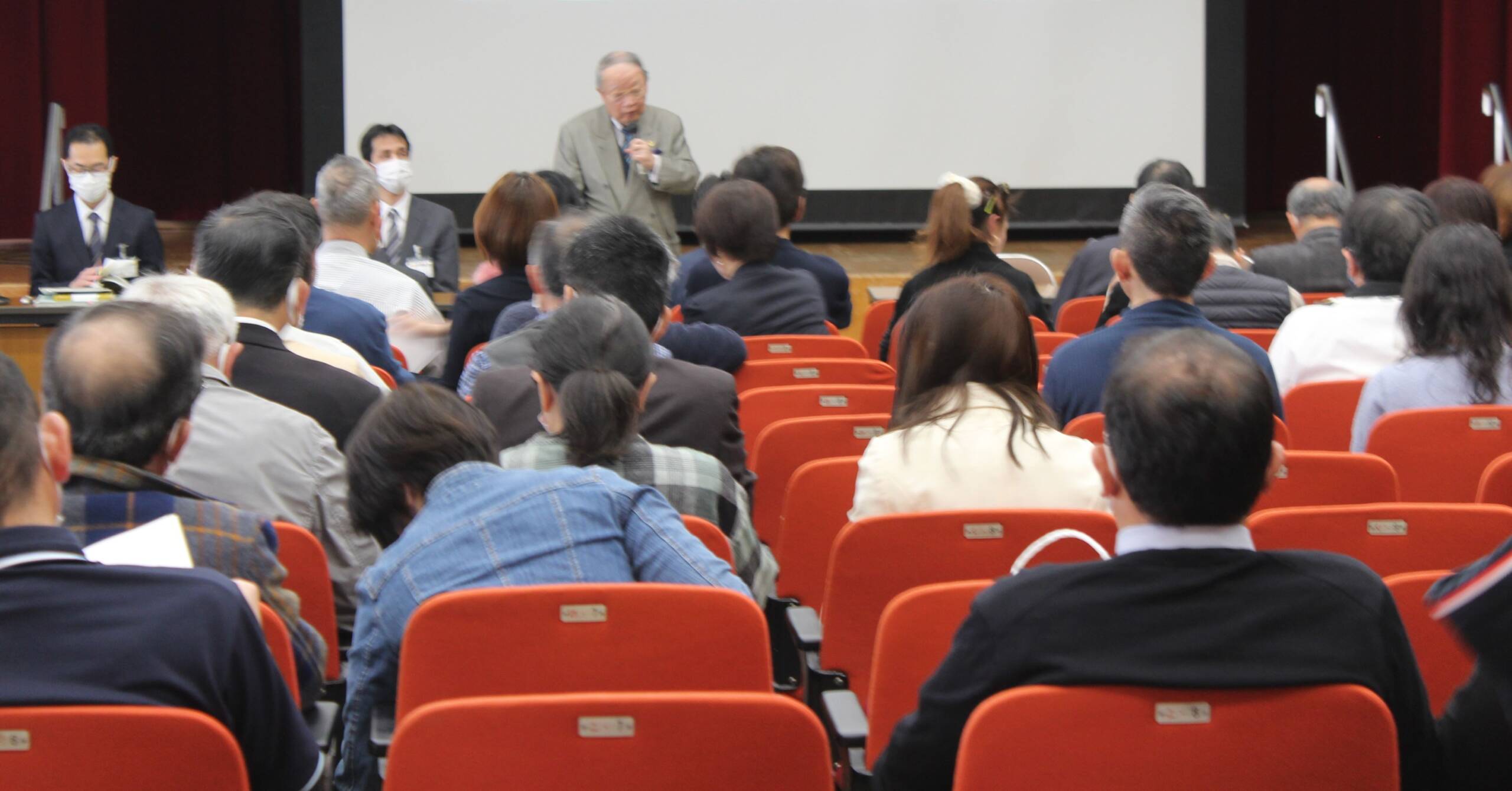 現職28新顔19の47陣営が出席、四日市市議選の立候補予定者説明会