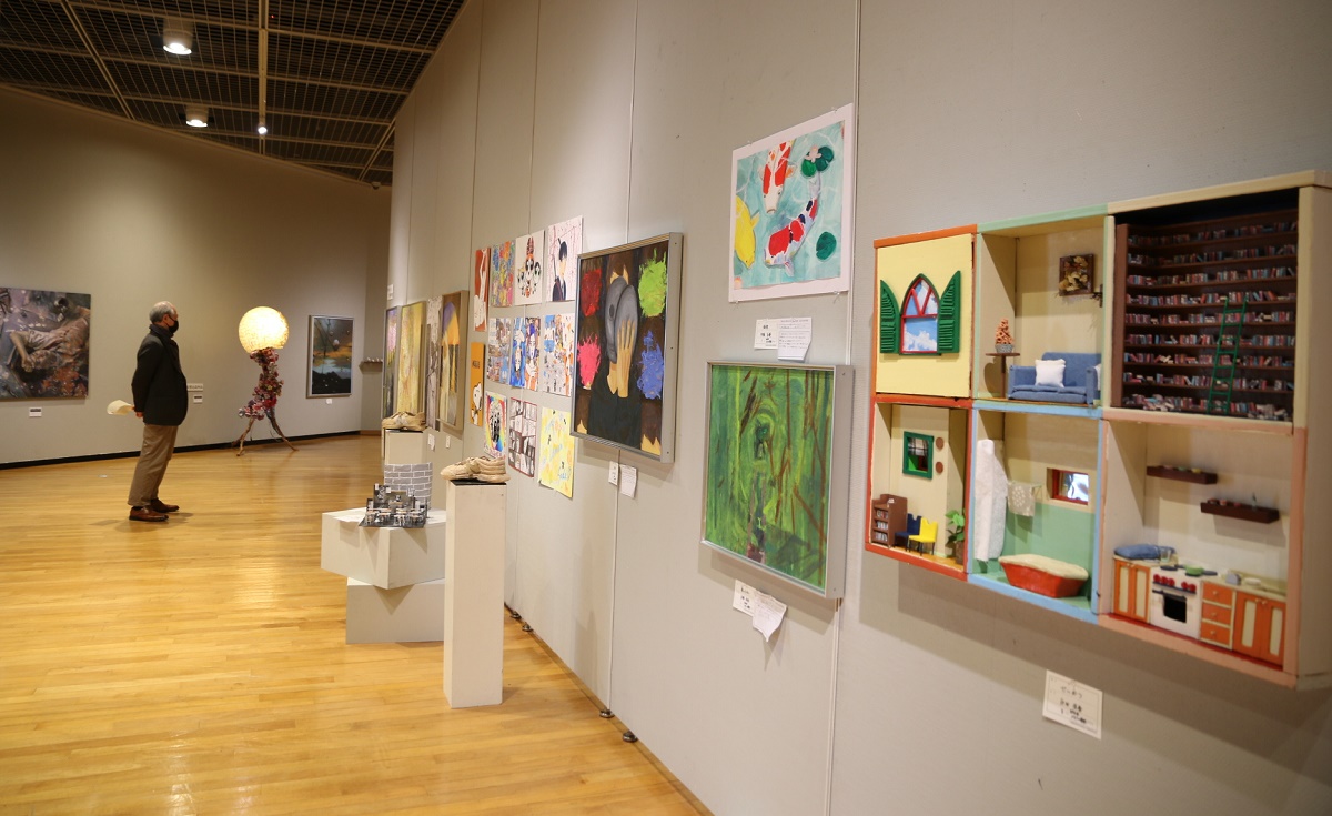 絵画や立体の作品など433点を展示　第64回北勢地区高等学校美術展　四日市市立博物館で始まる