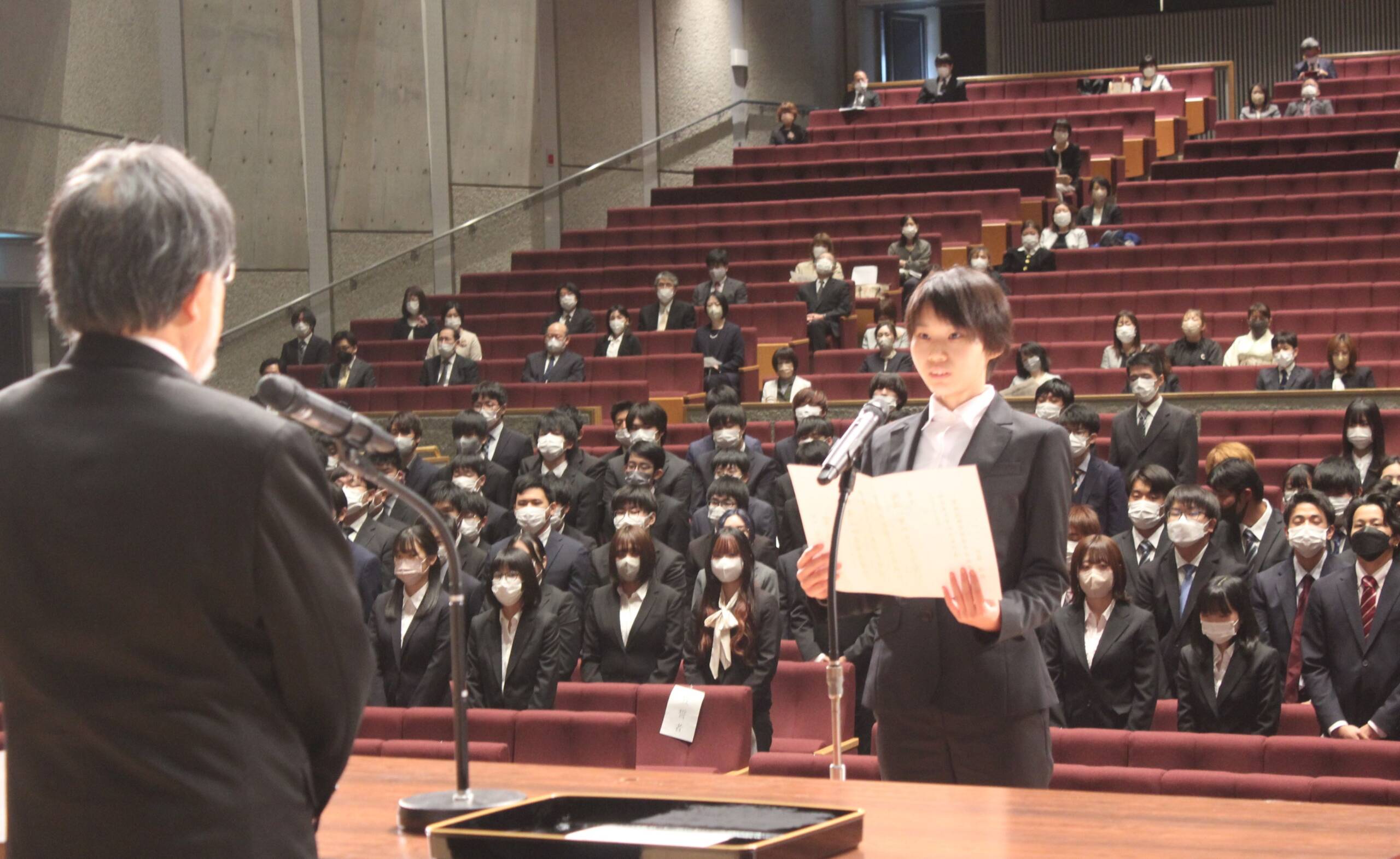 191人があらたな環境での学びを誓う、四日市大学の入学式