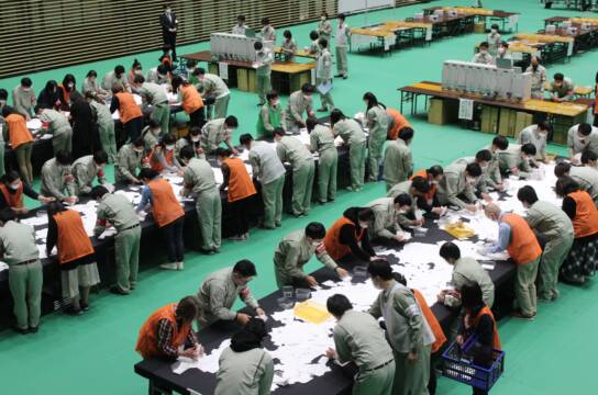 女性の議席は最多の10に、投票率は前回より減、四日市市議選投開票