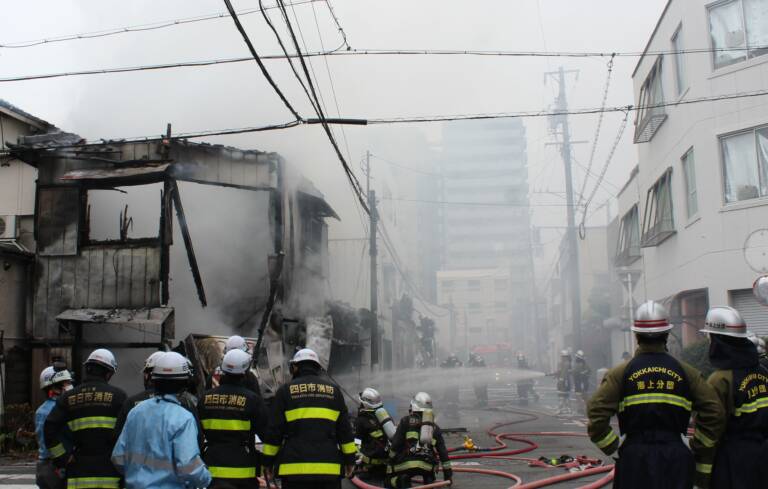 四日市の中心市街地で火災、うどん・そば店全焼、広い範囲を煙が覆う