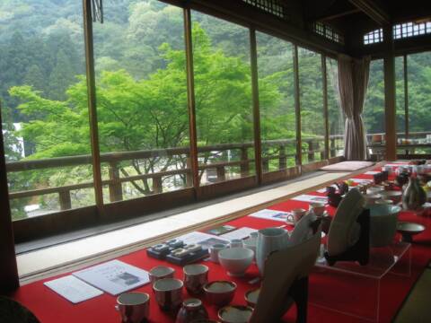 国登録有形文化財を舞台に陶芸作品展 湯の山温泉旅館　「寿亭」の「水雲閣」で
