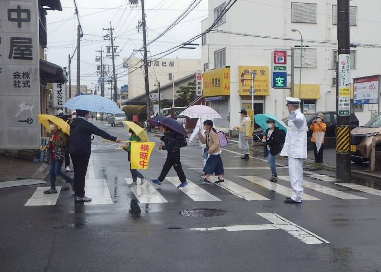 新入学児童が初登校　警察官らが通学路で交通指導　四日市市