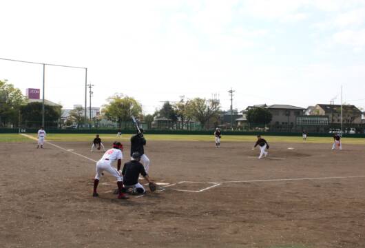 四日市市松原野球場がリニューアル、住宅地との共存へバックネットの高さ大幅アップ