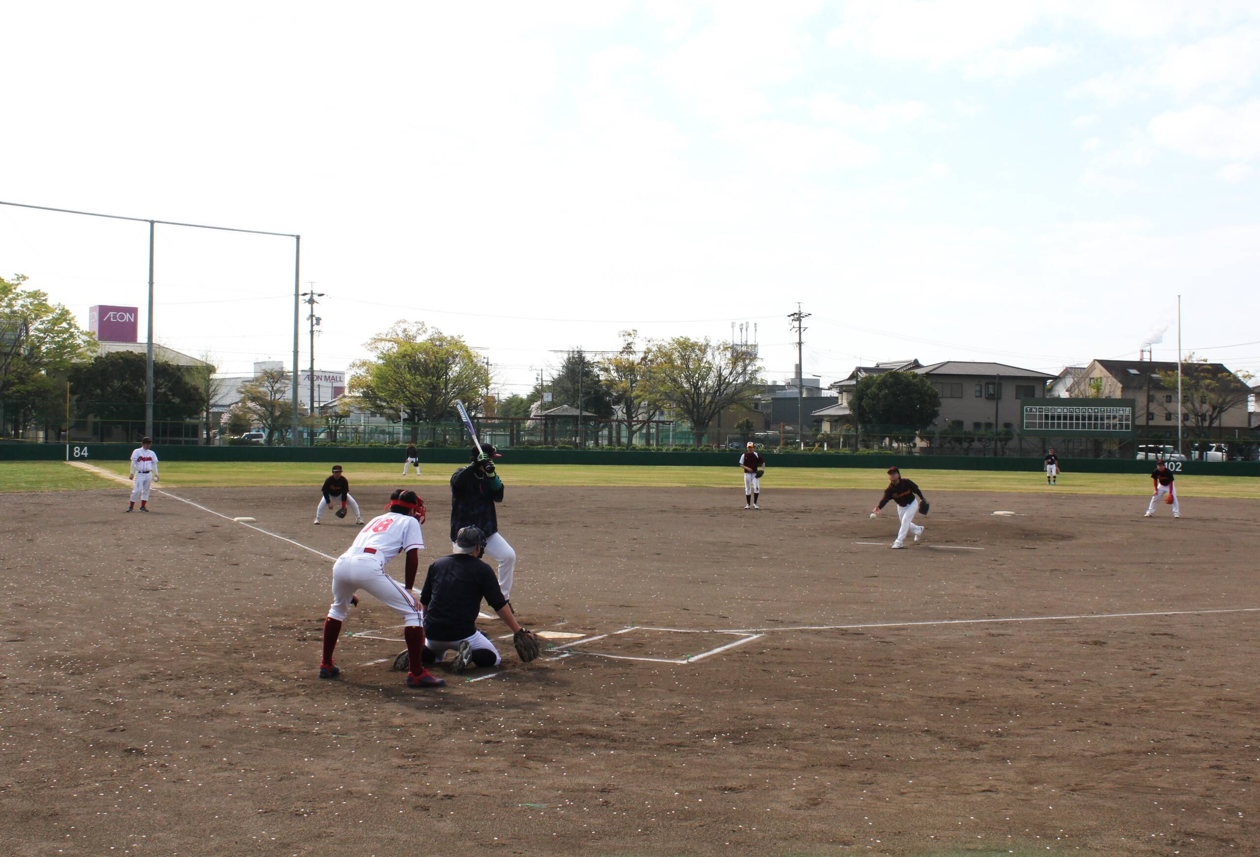四日市市松原野球場がリニューアル、住宅地との共存へバックネットの高さ大幅アップ