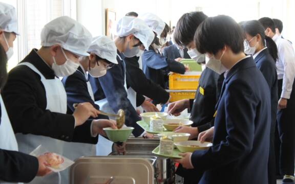 「温かい」「量がちょうどいい」、四日市で新しい中学校給食がスタート