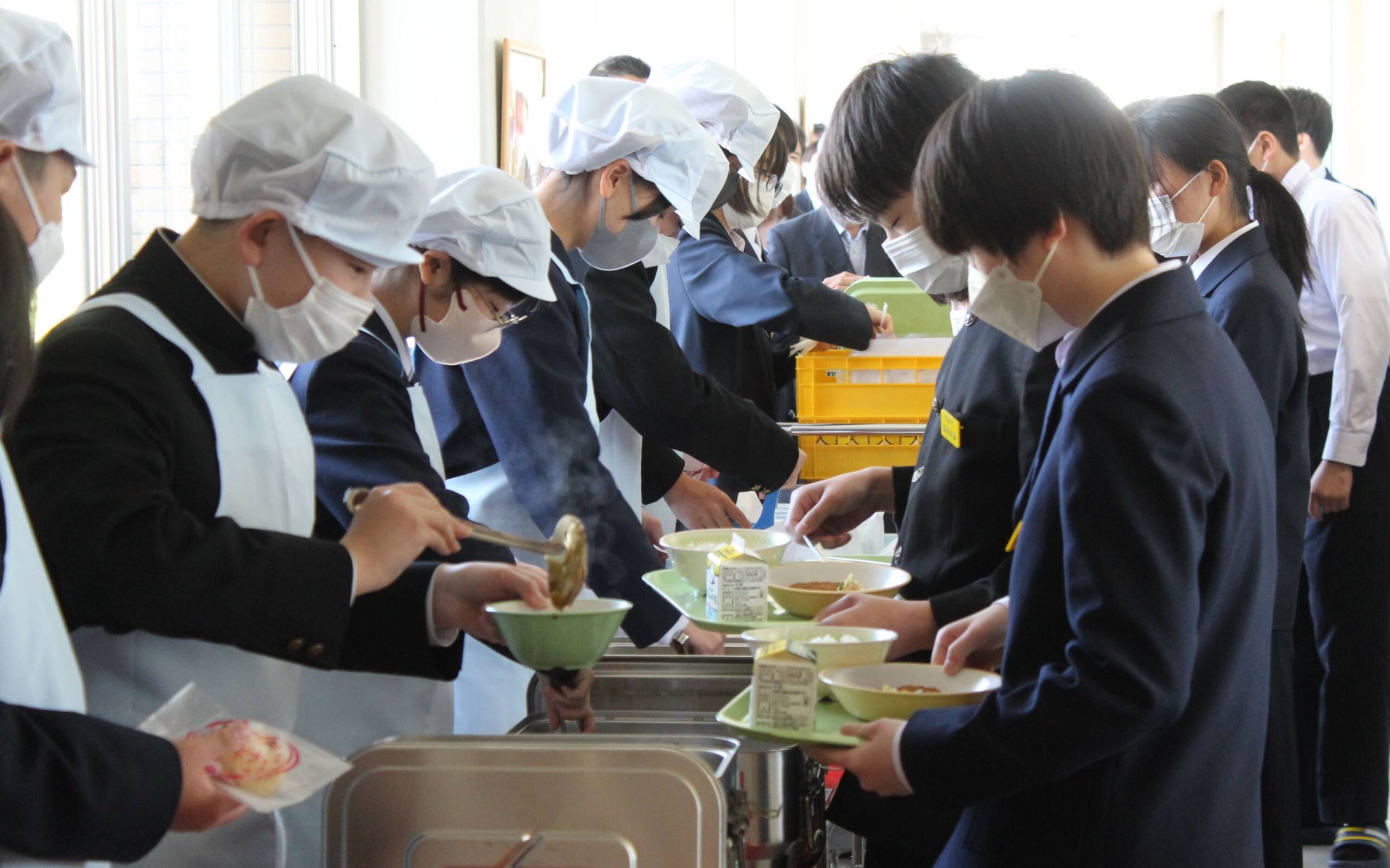 「温かい」「量がちょうどいい」、四日市で新しい中学校給食がスタート