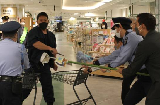 テロに備える、サミットなどにらみ近鉄百貨店四日市店で合同訓練