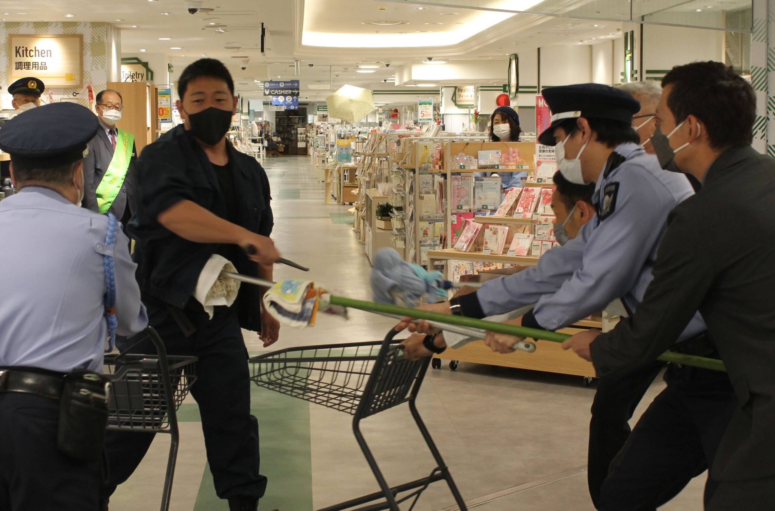 テロに備える、サミットなどにらみ近鉄百貨店四日市店で合同訓練