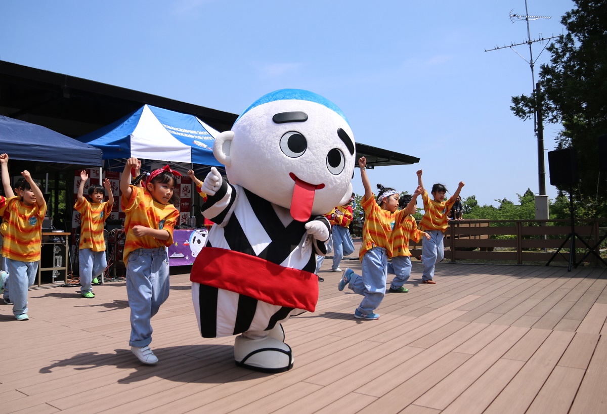こにゅうどうくんがダンス披露　GWのスポーツランドに歓声　四日市市