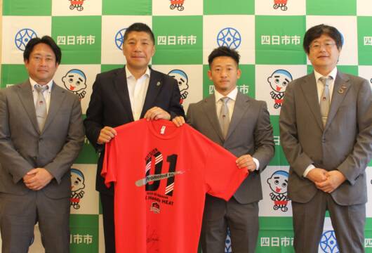 ディビジョン1昇格を四日市市長に報告、ラグビーの三重ホンダヒート