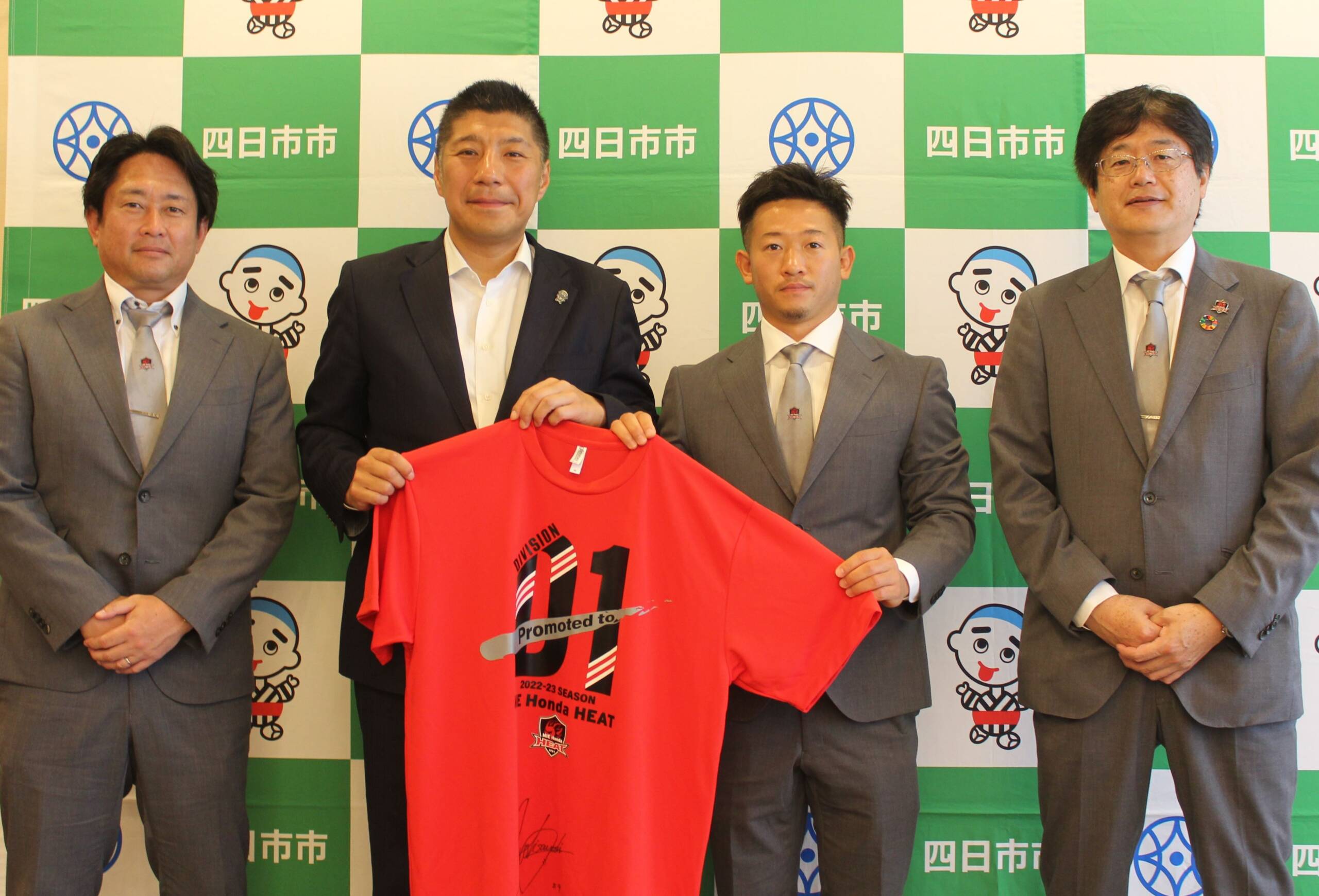 ディビジョン1昇格を四日市市長に報告、ラグビーの三重ホンダヒート