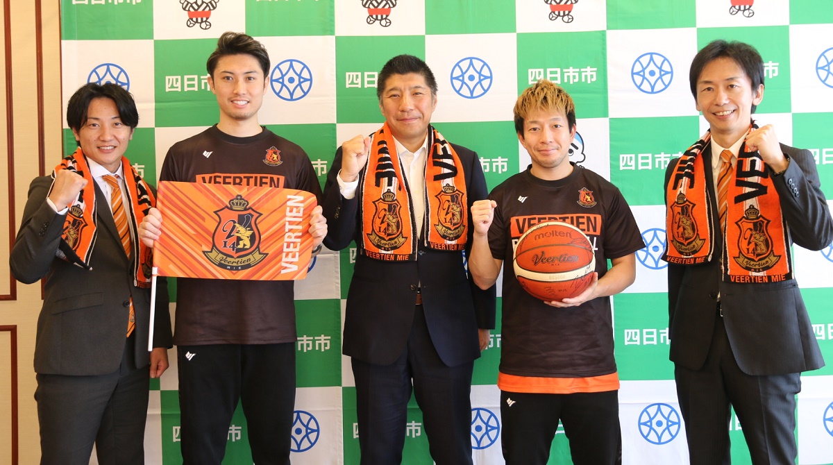 来季はプレーオフ進出を　ヴィアティン三重バスケットボール　四日市市役所を訪問