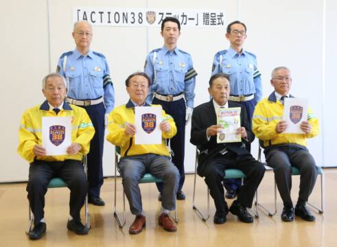 「何かお役に立てることを」　ACTION38ステッカーを寄贈　四日市の小松エンジニアリング小松会長