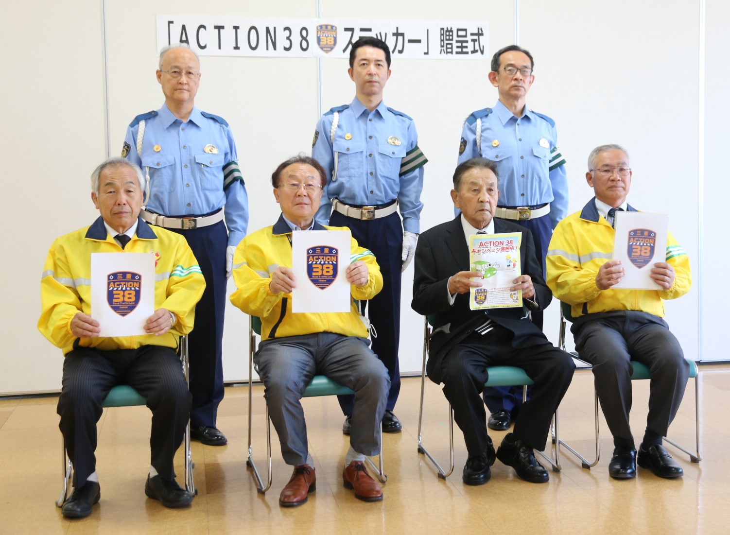 「何かお役に立てることを」　ACTION38ステッカーを寄贈　四日市の小松エンジニアリング小松会長