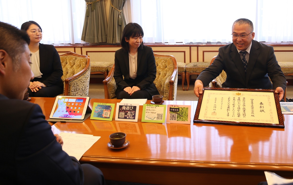 中庭に手作りベンチで読書　塩浜小が読書活動で文部科学大臣表彰　四日市市