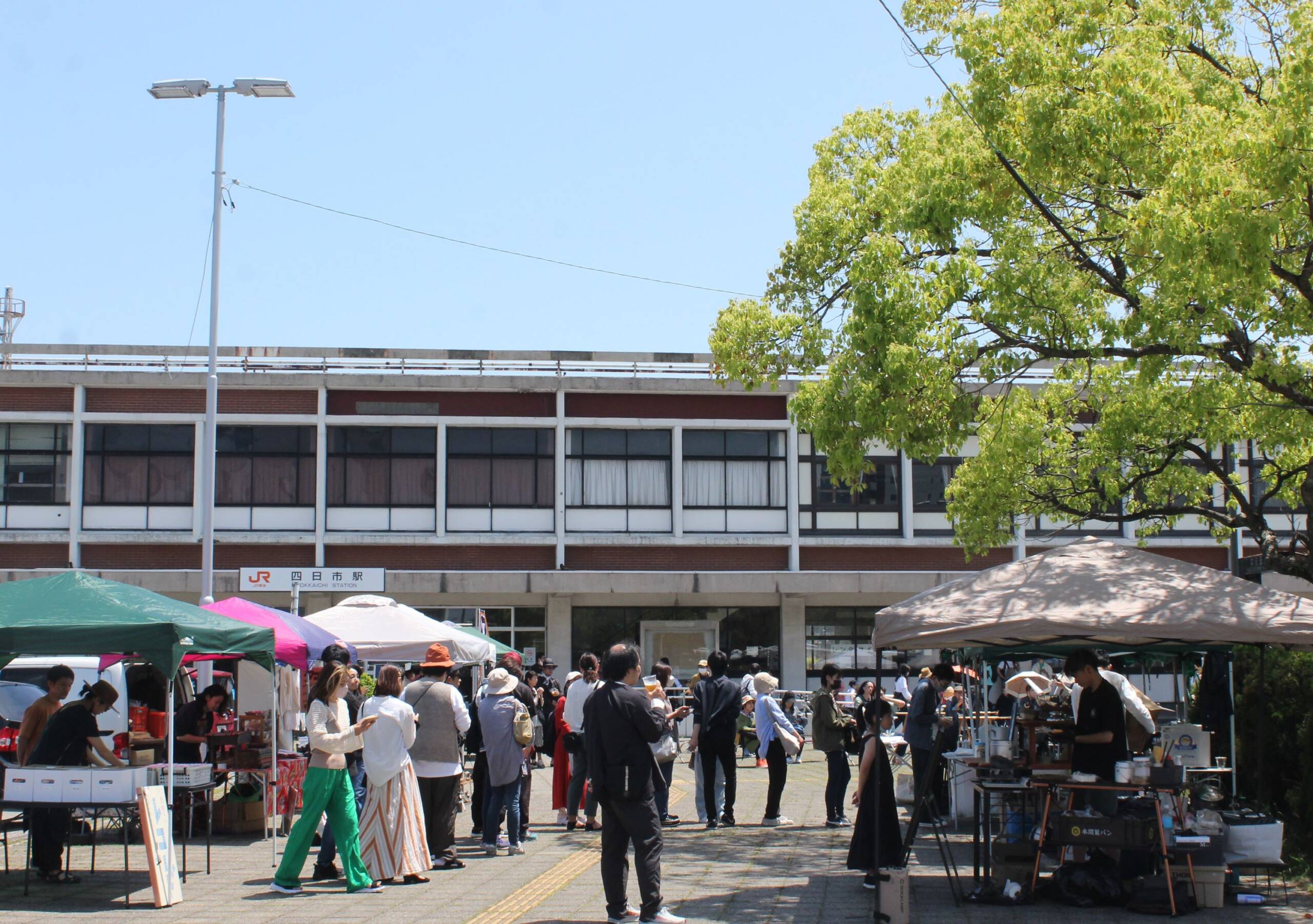 JR四日市駅前の広場、ゆったりとにぎわう、「四日の市」開催