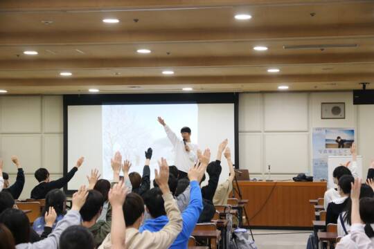 好きなことを突き詰める　三重出身の写真家・浅田政志さん　高校生に思い話す