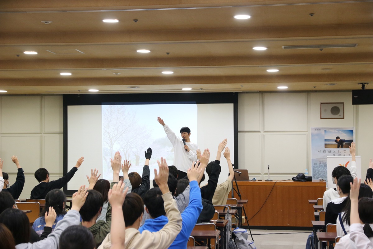 好きなことを突き詰める　三重出身の写真家・浅田政志さん　高校生に思い話す