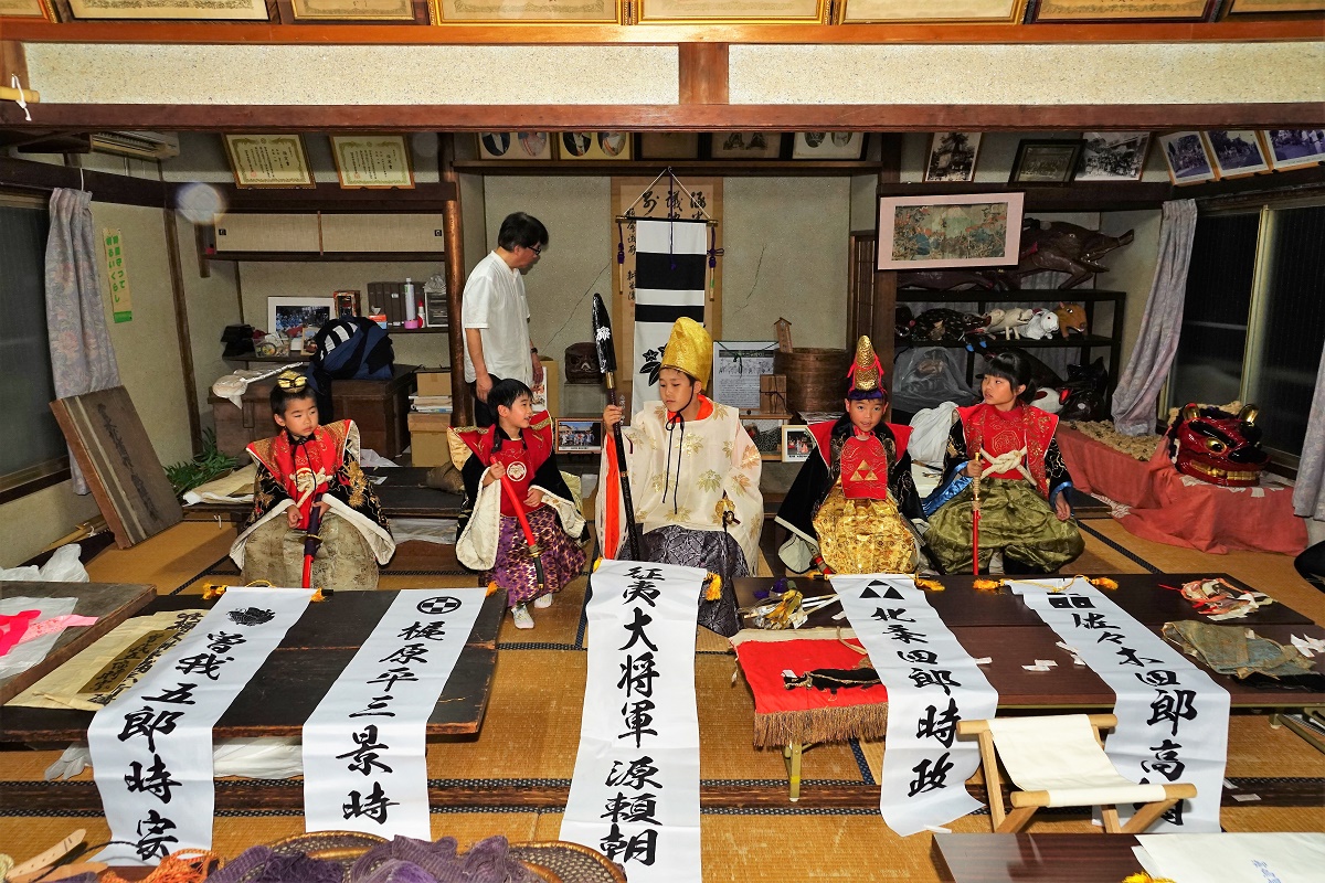 古式継承の時代絵巻「富士の巻狩り」　子どもたちが衣装合わせ　四日市市南浜田町