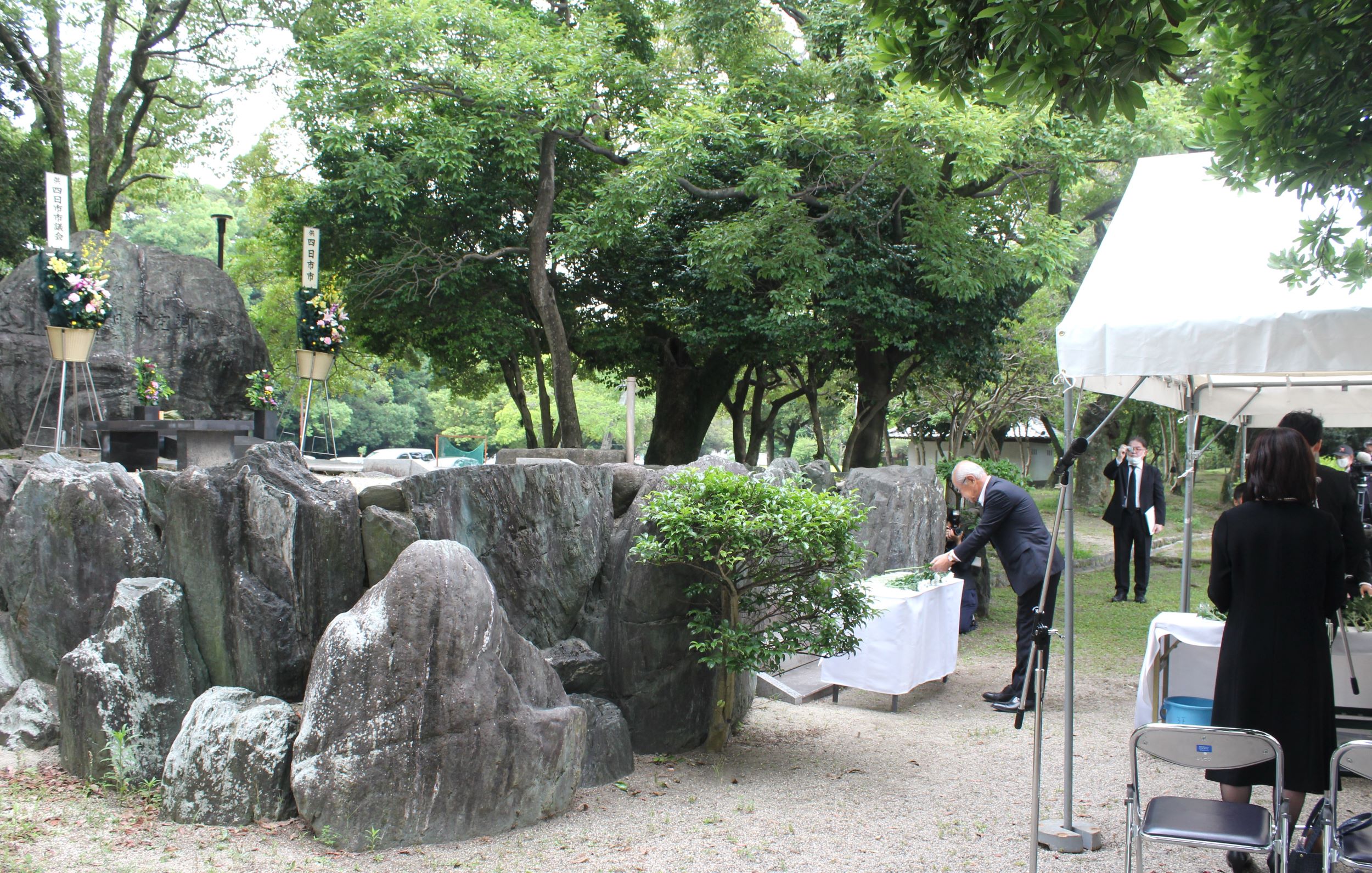 平和への願い、あの日の肉親や友人らに伝える、四日市空襲犠牲者慰霊献花式