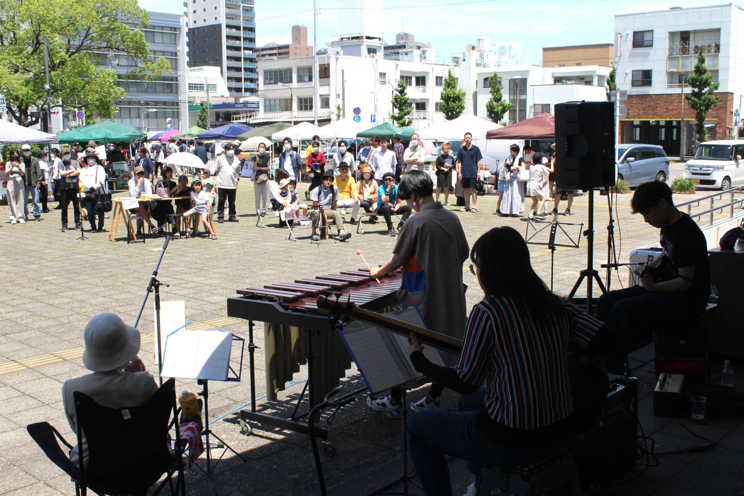 晴天に恵まれ、「四日の市」が100回目、お祝いの声かけも