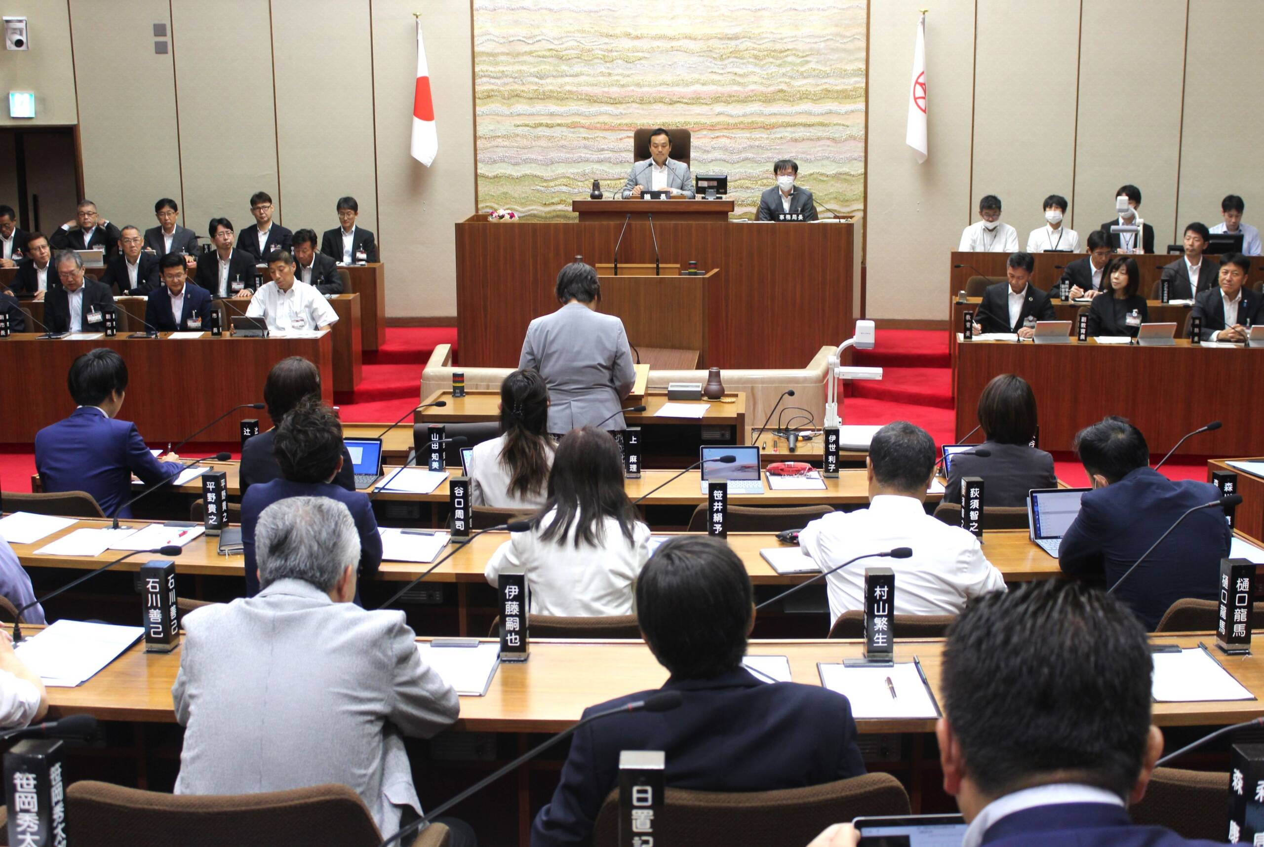 生成AI活用のガイドラインを作成中、四日市市議会の一般質問で市側答弁