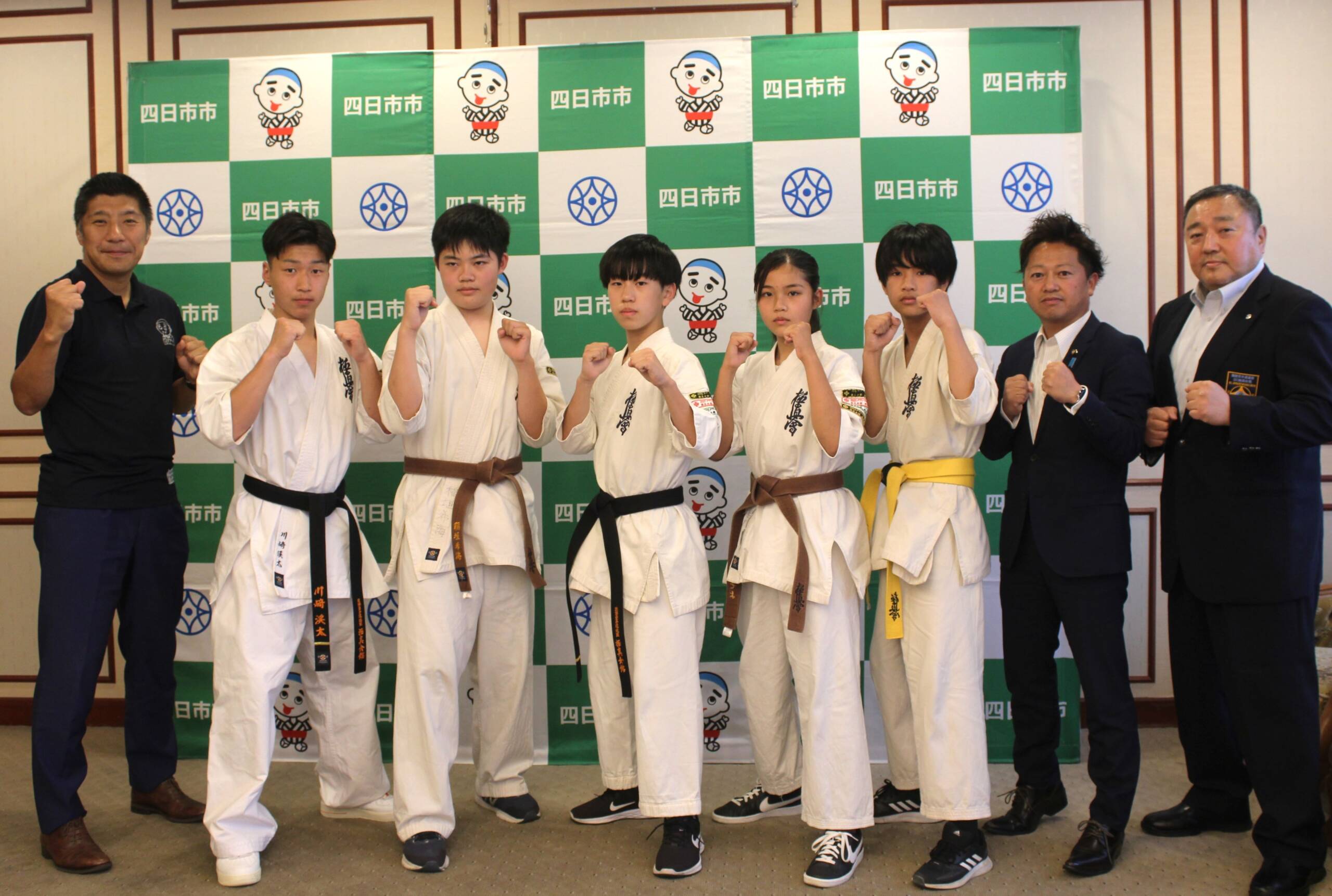 空手の中高生選手5人が決意語る、選手権大会前に四日市市長らを表敬