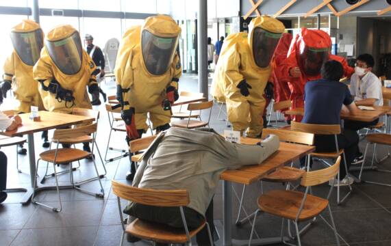 テロに備えて合同訓練、四日市市総合体育館で消防と警察など