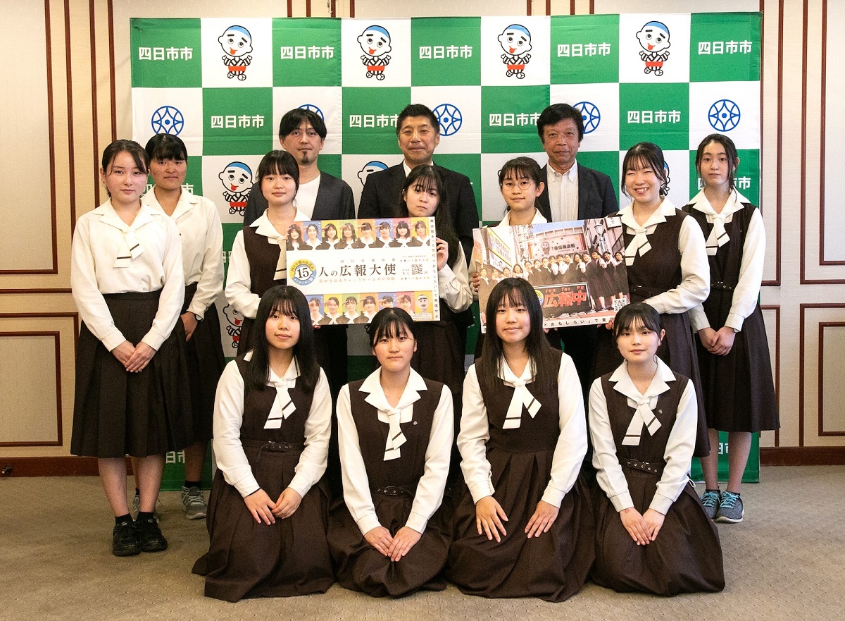 「ぜひバズらせて」　四商生が商店街の魅力をPR  　広報ポスター完成などを市長に報告　