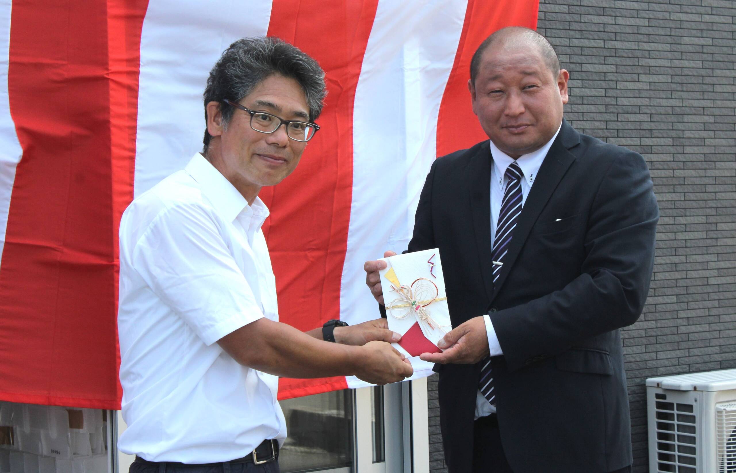 四日市のわかば共同作業所にホンダオートボディー労働組合から寄贈、生活しやすいようにと踏み台や倉庫、雨除けひさし