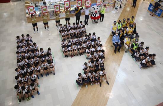 「交通事故ゼロにトライ!」　幼稚園児と女子ラグビー選手らが人文字で啓発　四日市で夏の交通安全県民運動イベント