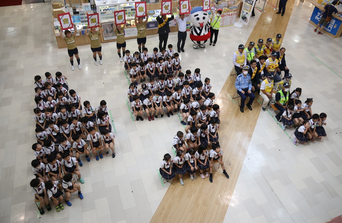 「交通事故ゼロにトライ!」　幼稚園児と女子ラグビー選手らが人文字で啓発　四日市で夏の交通安全県民運動イベント