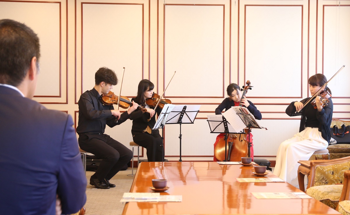 音楽で幸せを　新日本フィルの29市町巡回事業in四日市　演奏家が森市長を表敬