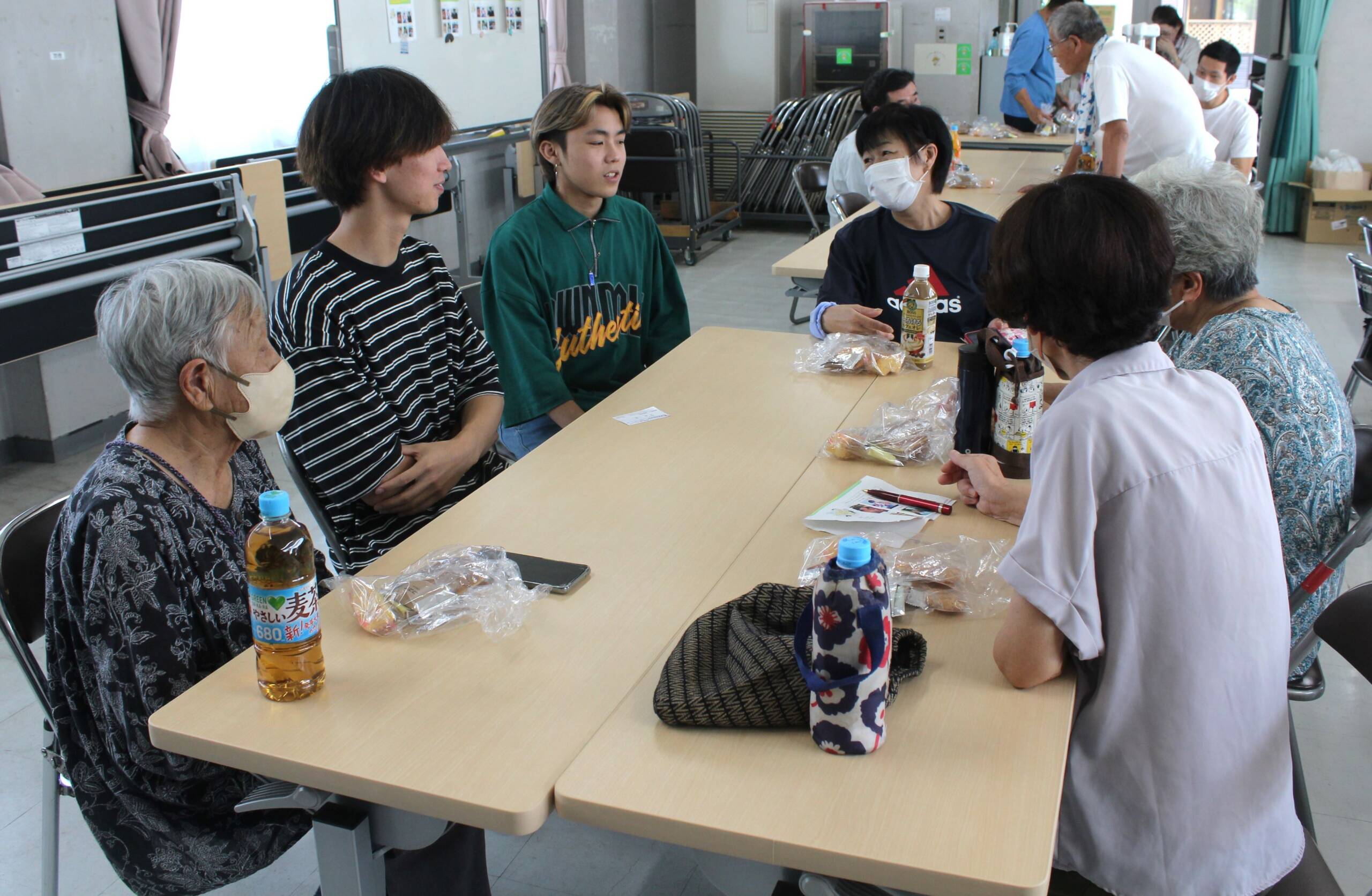 大学生とおじちゃん、おばちゃんが「お茶会」で交流、四日市のあさけが丘団地