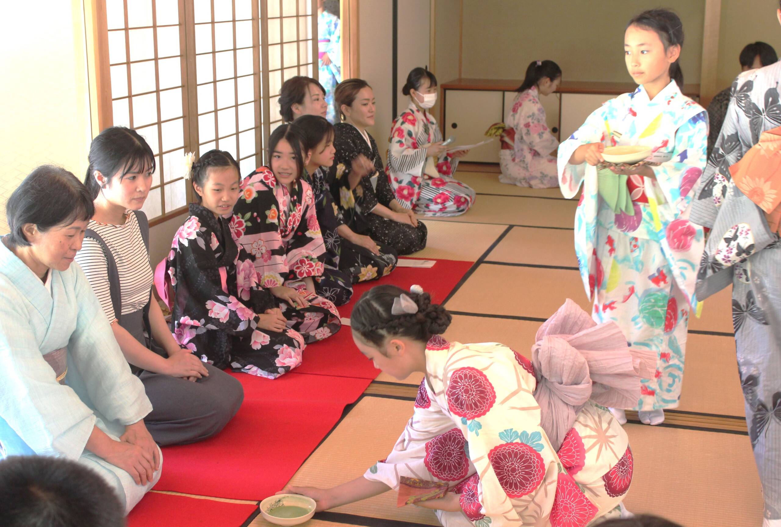 子どもたちがおもてなし、四日市の茶室「泗翠庵」で「ゆかた茶会」開く