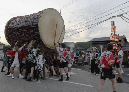 宵に響く大鉦と大太鼓の音、四日市市八王子町で「虫送り祭」にぎわう