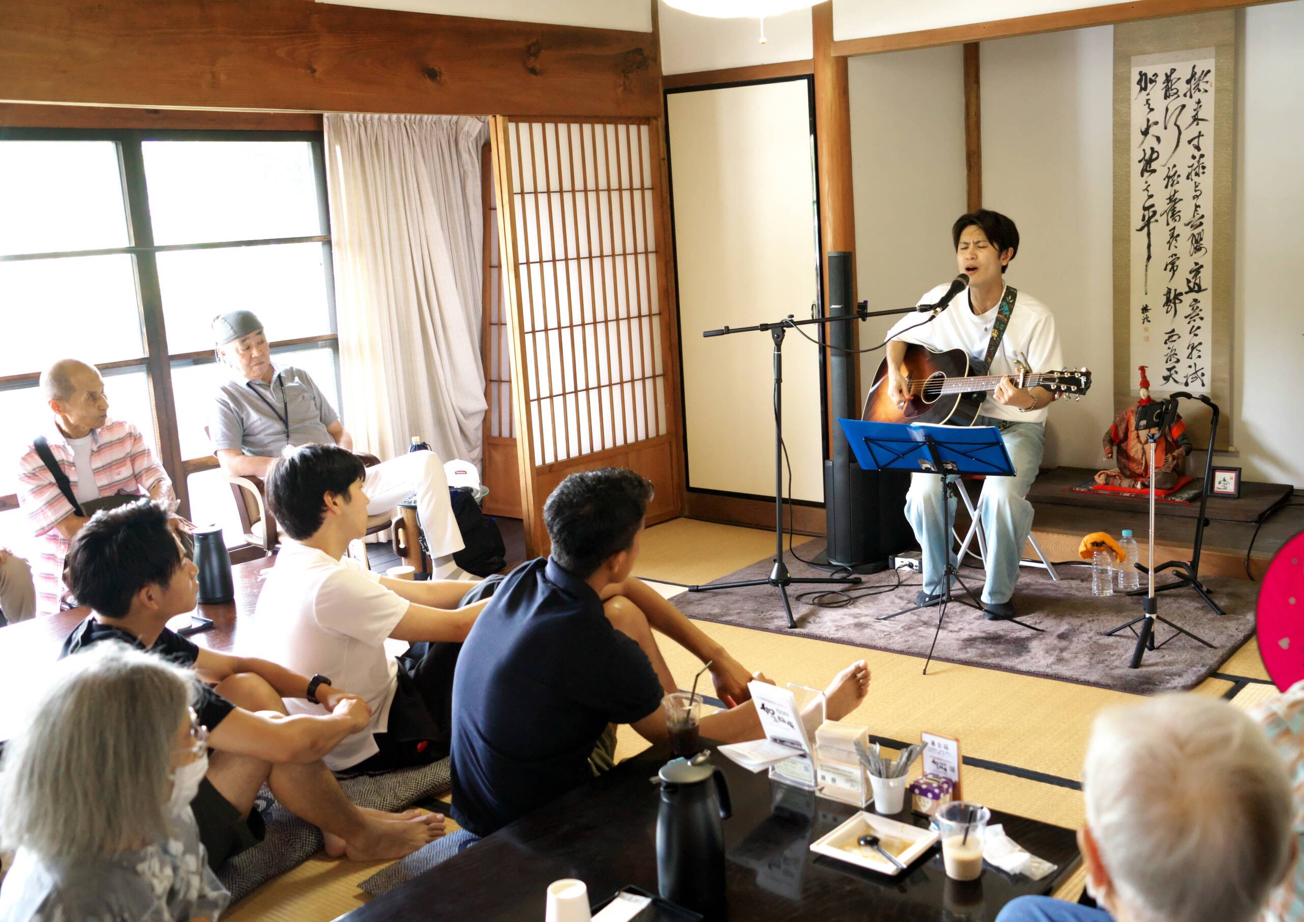 四日市市出身シンガーソングライター岩田さん　古民家で”アットホーム”弾き語りライブ